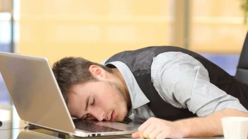 দিনের বেলায় কাজের মাঝে ঘুম আসে? দূর করবেন যেভাবে